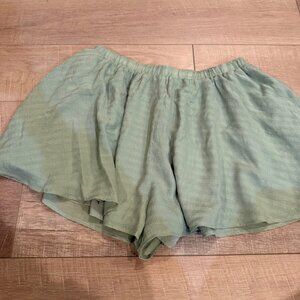 LULUS WOMEN SAGE GREEN SHORTS LARGE NEW